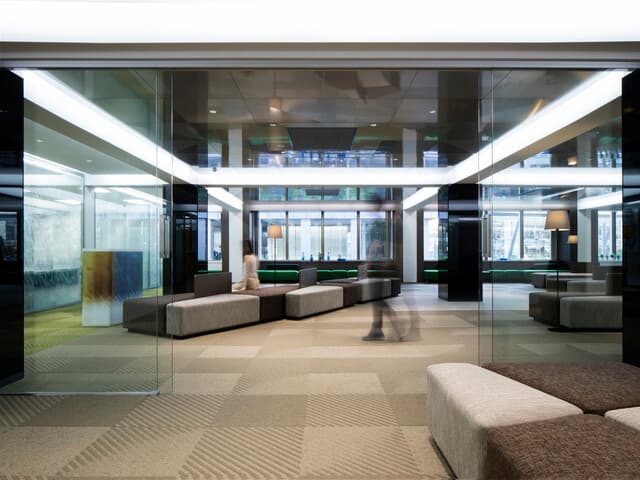 共用部_ラウンジ。受付にはスタッフが常駐しており、郵便物対応などを行ってくれます。