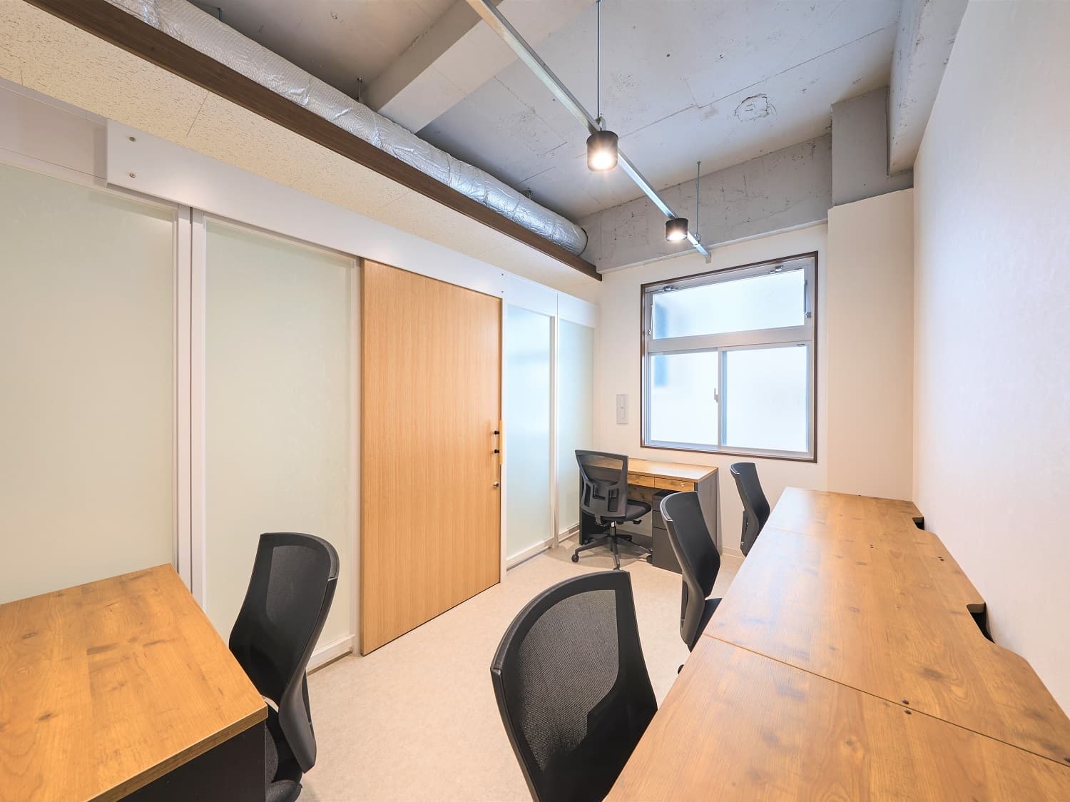 個室_4~5名用の家具付きの個室です。
