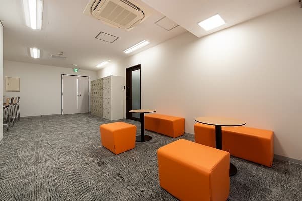 2階オープンラウンジ。お洒落で開放的なラウンジはカジュアルな打ち合わせも出来るでしょう。