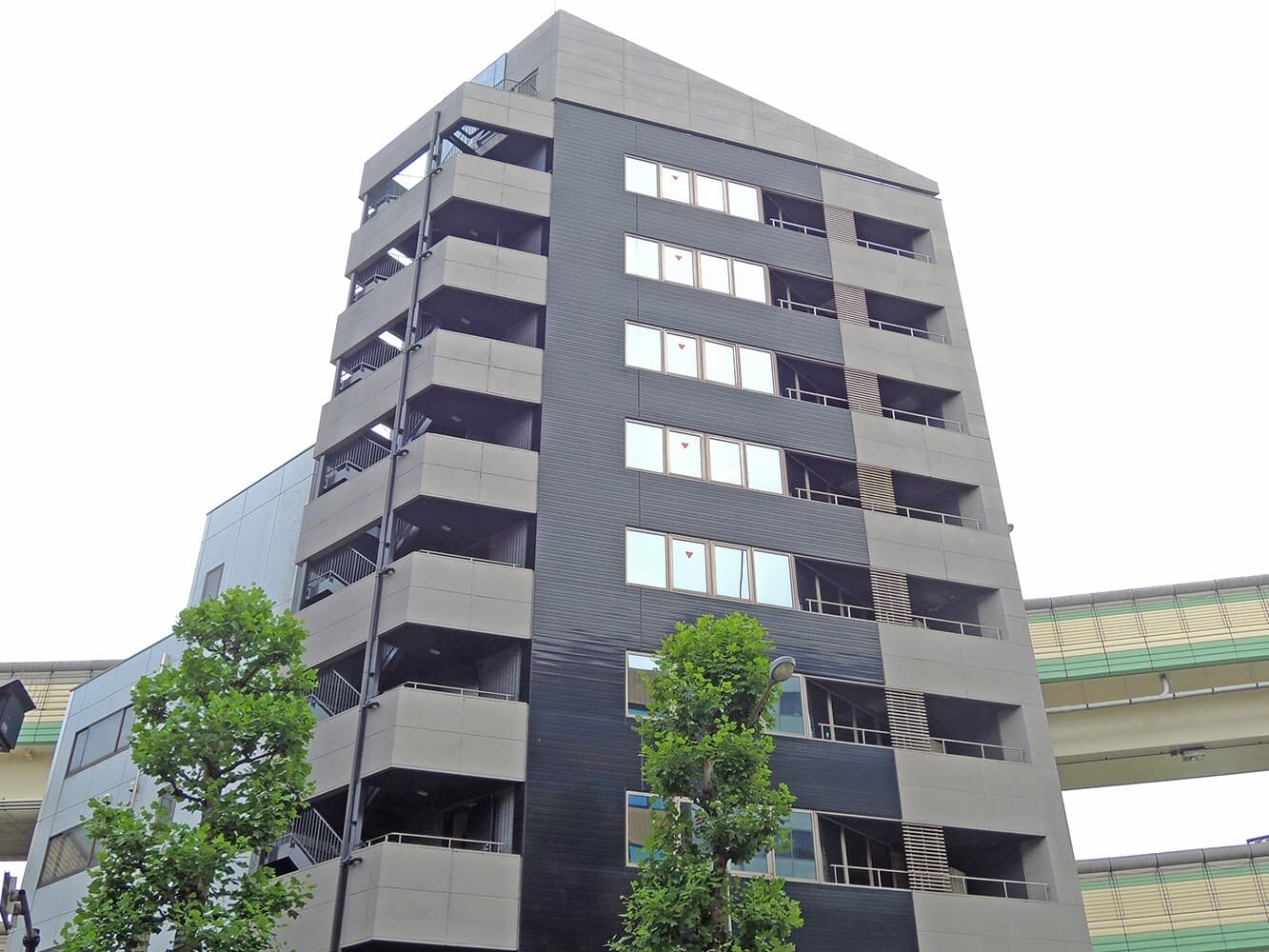 外観_横浜駅から徒歩7分の場所にあります。