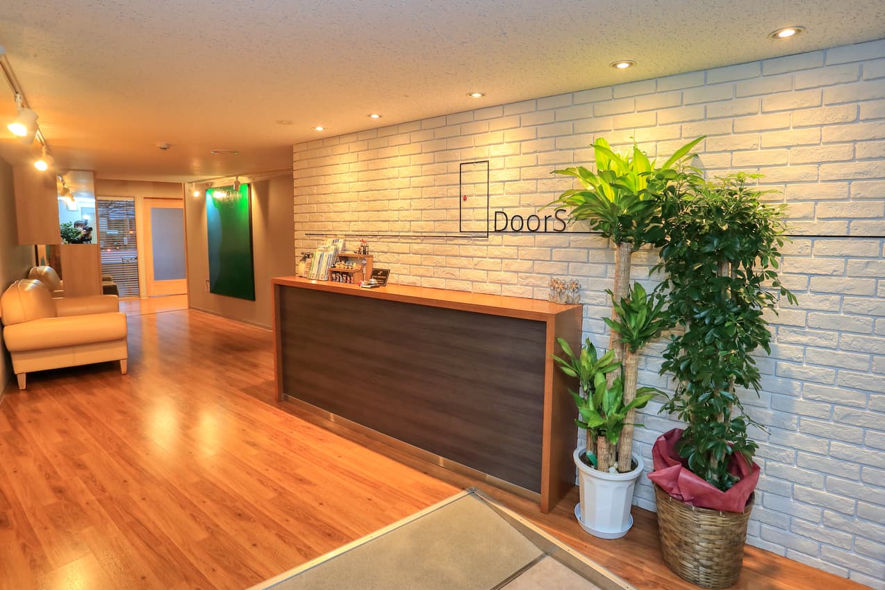 外観_エントランス。営業時間内はスタッフが常駐しています。