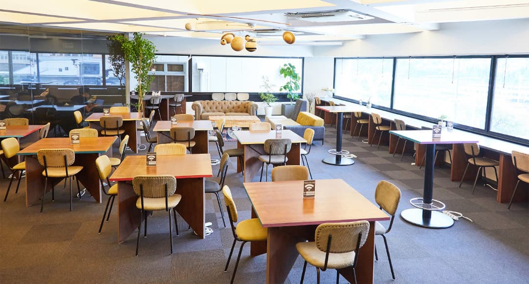 オープンスペース_窓が多く、広々と開放的な雰囲気のオープンスペースです。おひとり様でコワーキングスペースとしてのご利用はもちろん、複数名でのミーティングにもご利用いただけます。また100名収容可能なイベントスペースとしてのご利用も可能です。©DIGIMA BASE