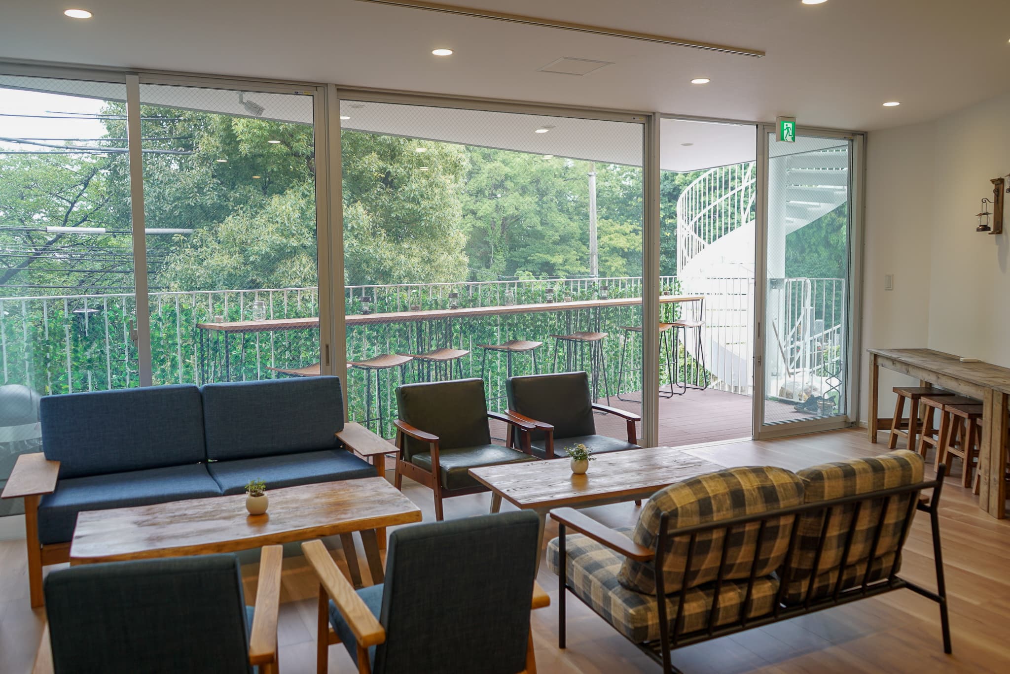 オープンデスク_緑に囲まれた落ち着いた雰囲気です。仕事もはかどりそうですね。