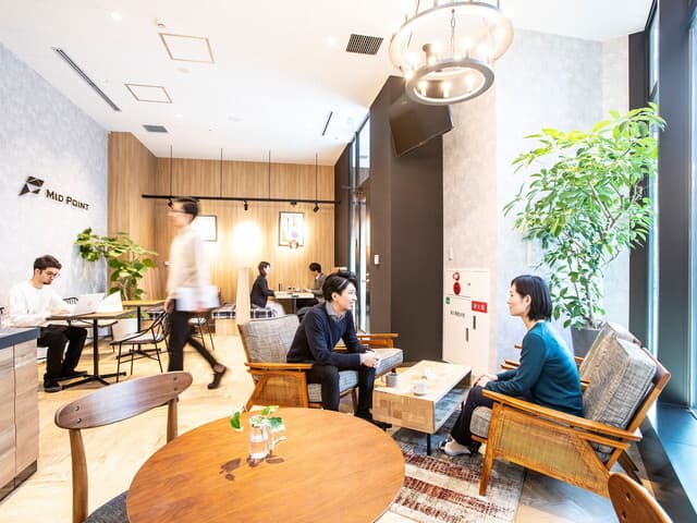 共用部_ラウンジ。自然光も多く取り入れた、明るいラウンジとなっています。