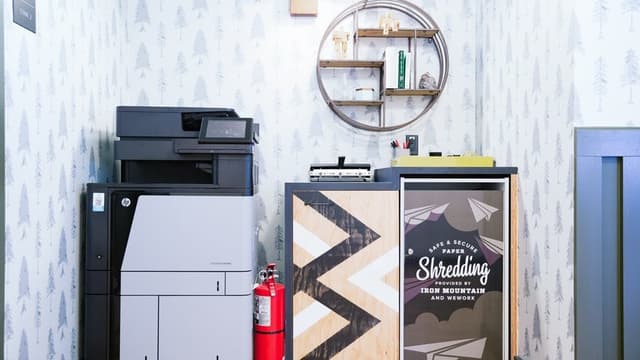 印刷ステーション_業務用プリンターやシュレッダーを完備しています©WeWork
