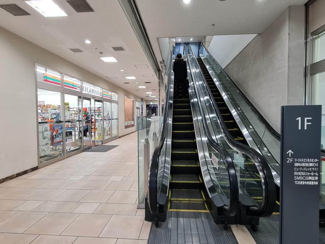 オフィス向かいにコンビニもあります