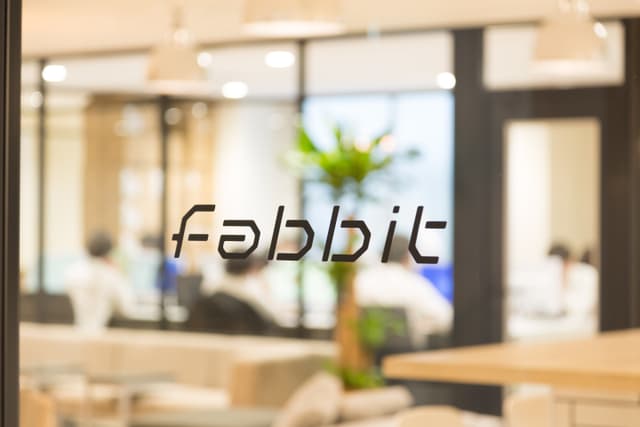 エントランス_fabbitのロゴ