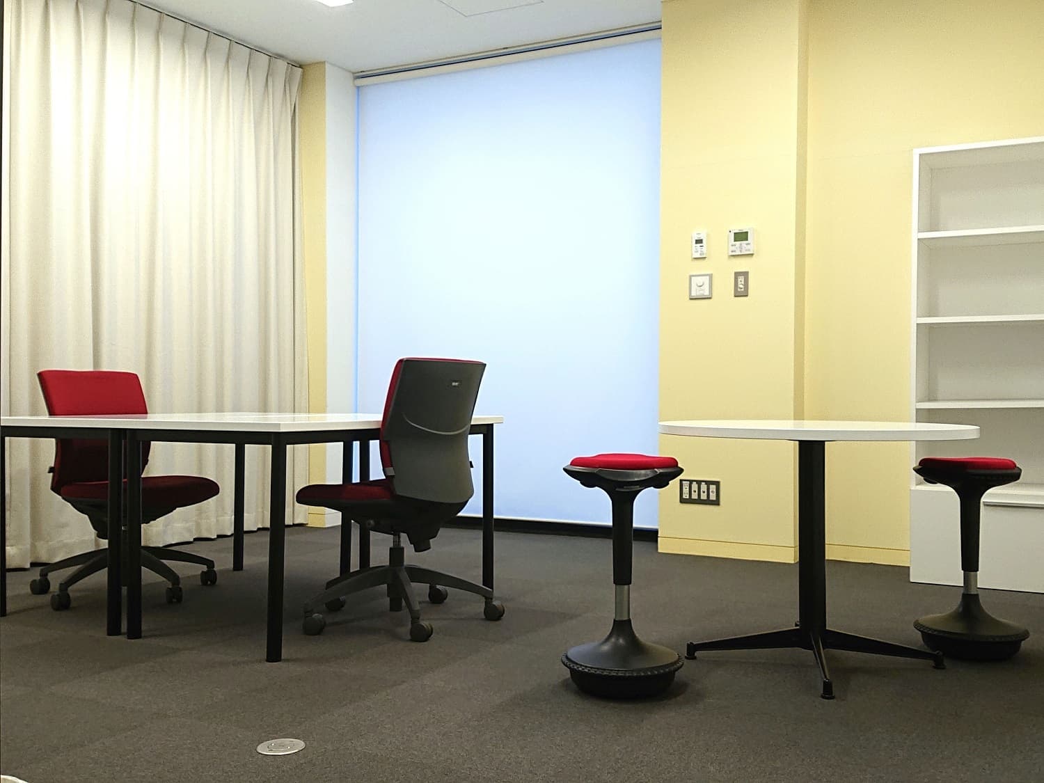 個室_暖色を基調とした落ち着いた雰囲気の個室です。