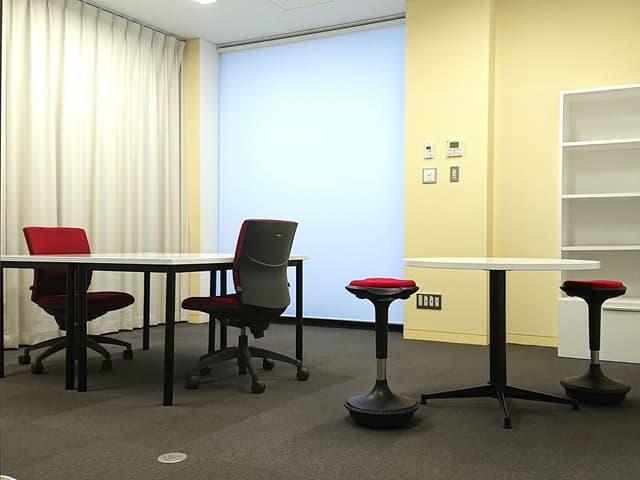 個室_暖色を基調とした落ち着いた雰囲気の個室です。