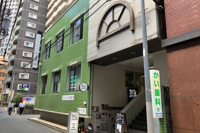 外観_水道橋駅から徒歩2分の場所にあります。