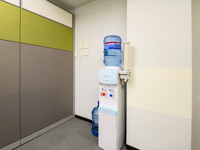 設備_ウォーターサーバー。ドリンクサービスとしてウォーターサーバー(冷・温)を設置しています。