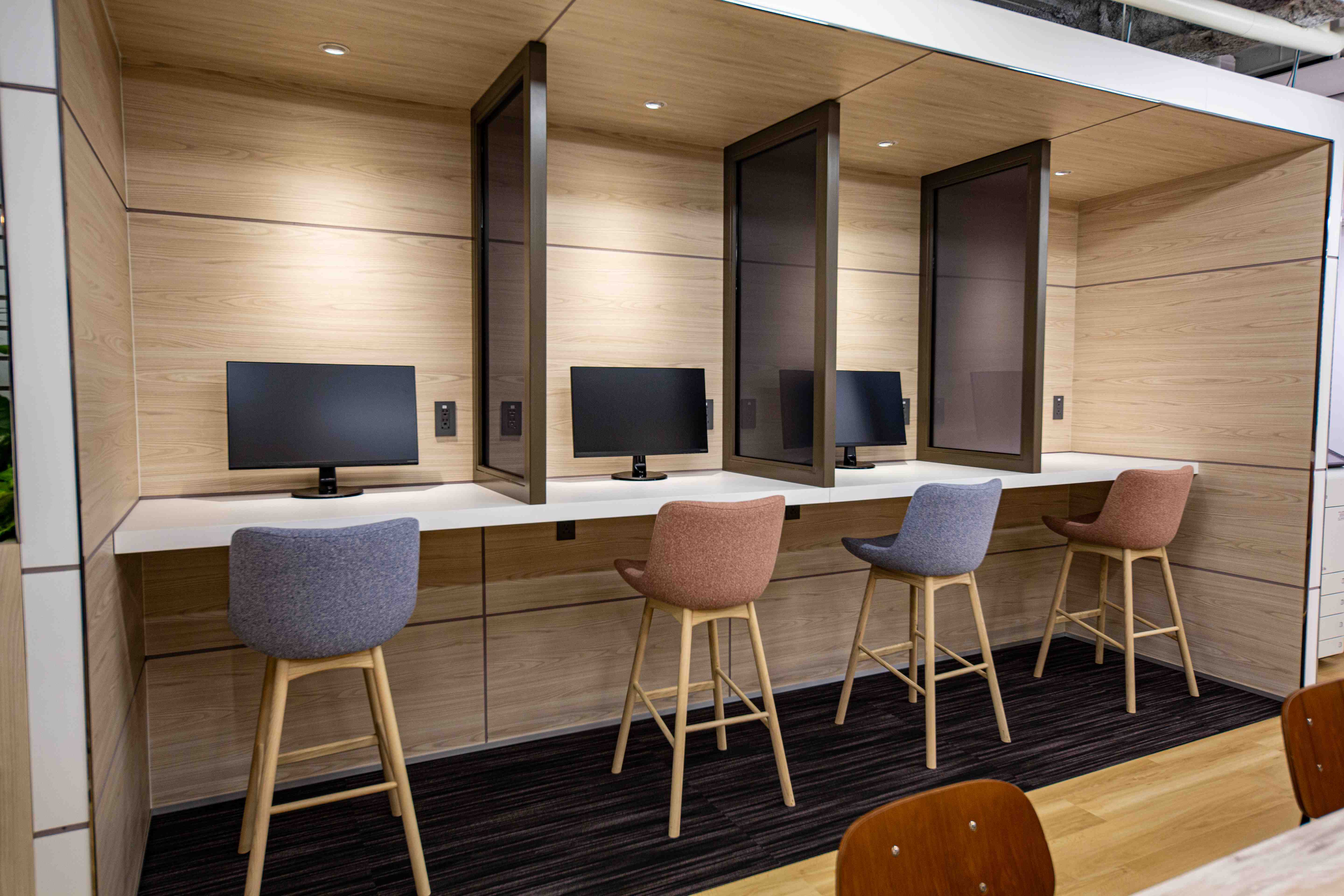 フリーデスク_集中して作業をしたいときに最適な1名用のフリーデスクです