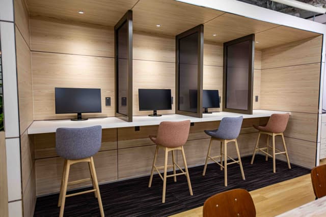 フリーデスク_集中して作業をしたいときに最適な1名用のフリーデスクです