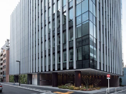 外観_神保町駅から徒歩3分の場所にあります。©WeWork