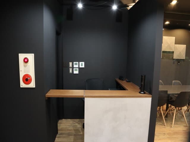 外観_受付。有人受付となっており、急な来客の際にも安心です。