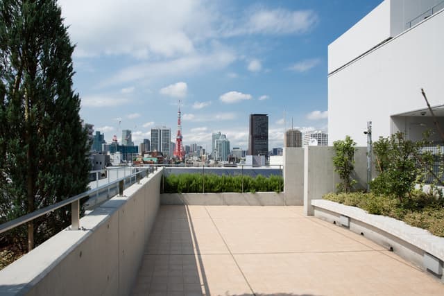 屋上庭園_緑豊かな屋上庭園、喫煙スペースも設備されています