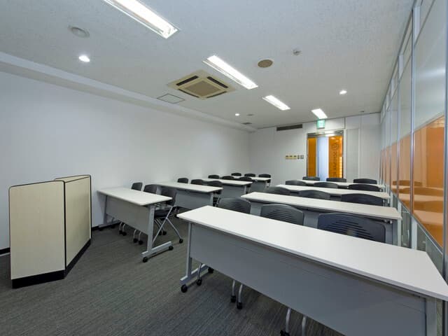 共用部_セミナールーム。最大24名まで利用できるセミナールームもあり、会議などでお使いいただけます。