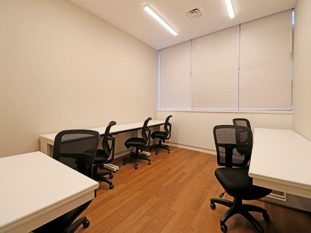 個室_1名用から複数人用まで個室が揃っており、個人デスクとしても、営業拠点としても利用できます。