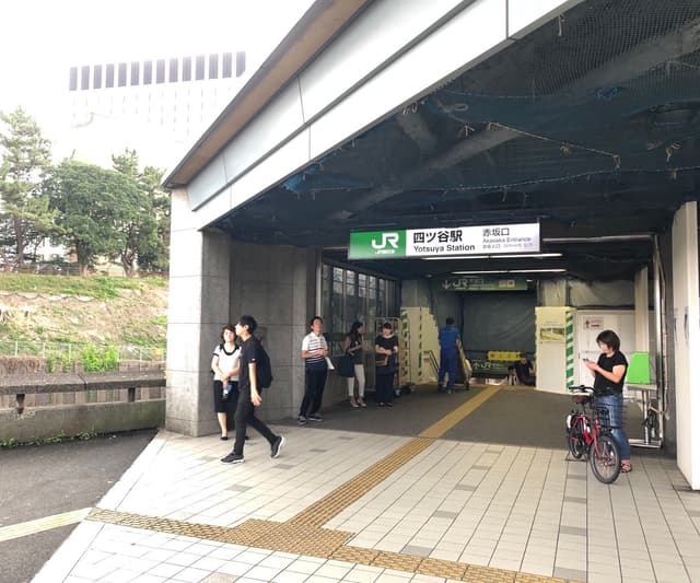 最寄り駅_最寄り駅は四ツ谷駅です。JR線のほかにも、東京メトロ各線が通っています。