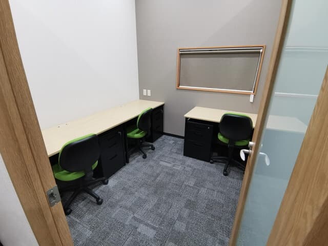 個室_あらかじめ家具は準備されているため、入居後すぐの稼働が可能です。