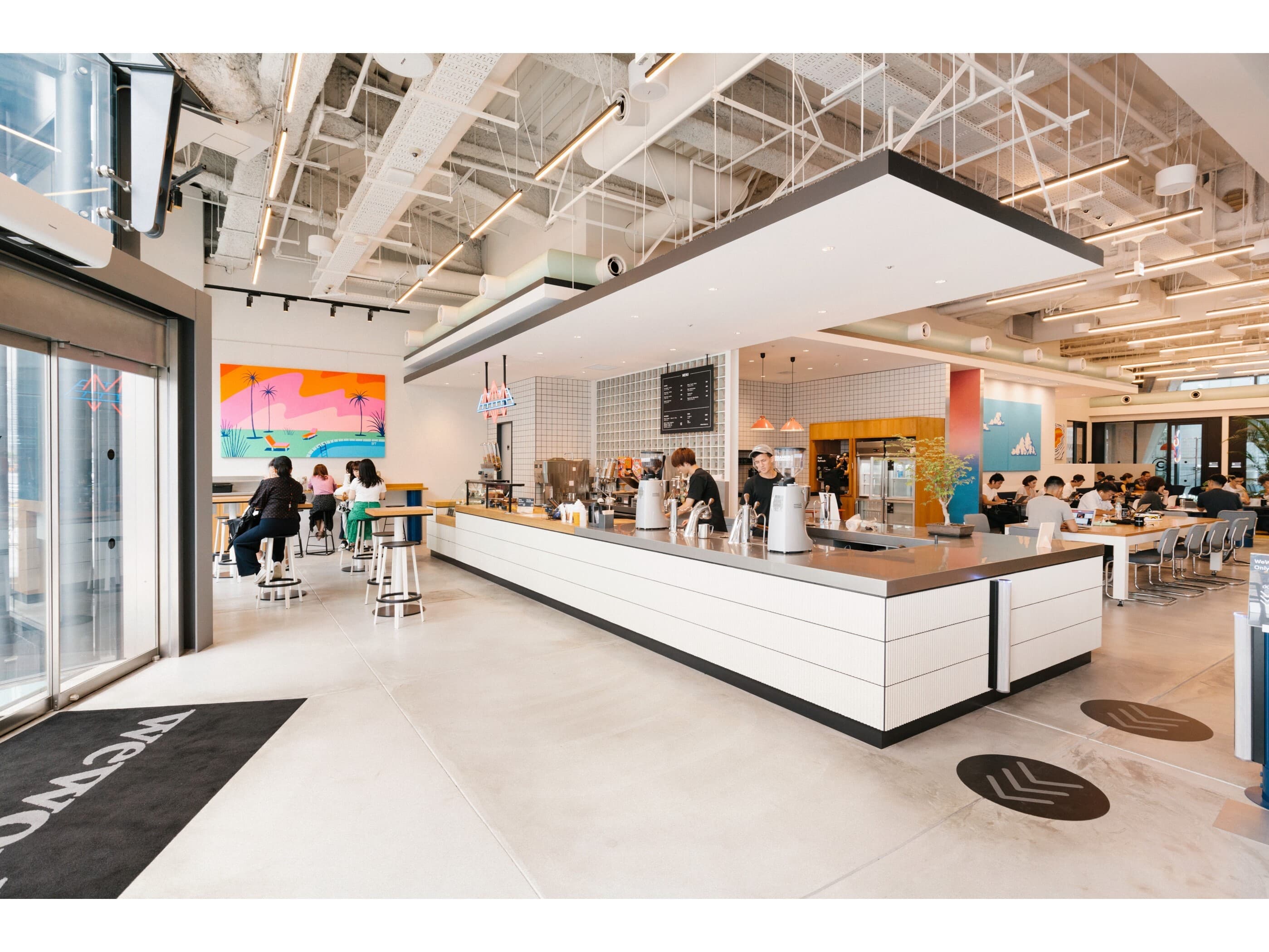 1階エントランス。地上7階建てで、すべてのフロアがWeWork(ウィーワーク)です。※写真はイメージです。© WeWork