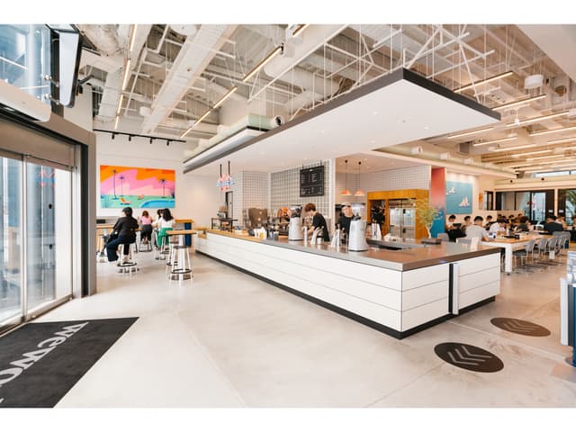1階エントランス。地上7階建てで、すべてのフロアがWeWork(ウィーワーク)です。※写真はイメージです。© WeWork