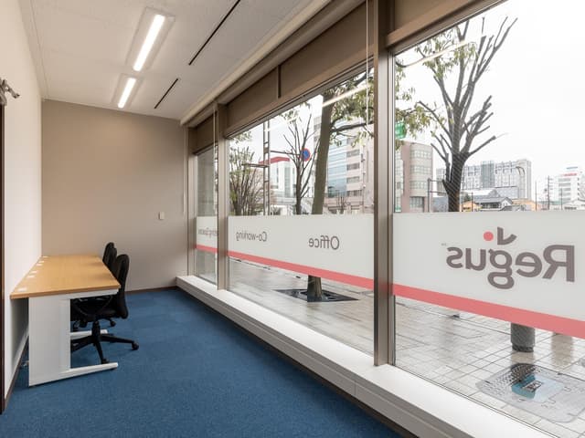 個室_インターネット環境やオフィス家具が備え付けの完全個室です。©Regus