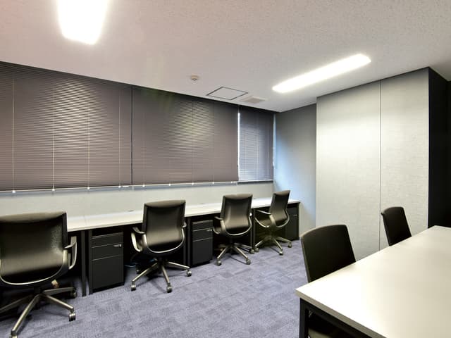 個室_6名用の個室です。白を基調としたシンプルな空間です。