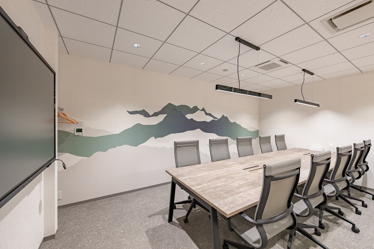 共有部_会議室。4名用と10名用を用意しています。事前予約制(有料)©bizcomfort