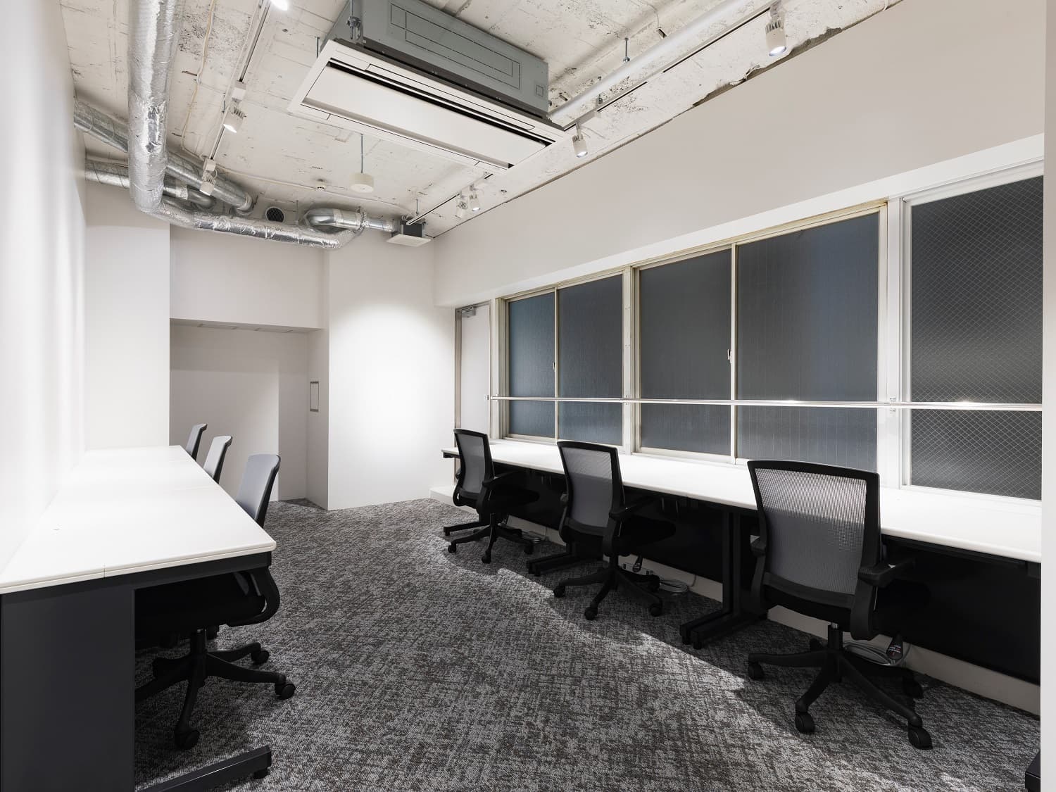 個室_内装・家具類が備え付けのため、入居後はすぐにビジネスに取り組めます。