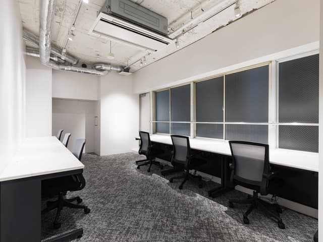 個室_内装・家具類が備え付けのため、入居後はすぐにビジネスに取り組めます。