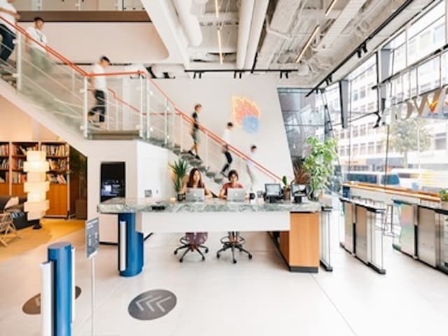 外観_受付。来客対応をはじめとする手厚いサポートがついています。※イメージ画像 ©WeWork