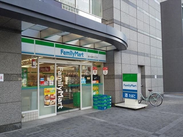 近隣のコンビニ_ファミリーマート 新大阪駅北口店 (徒歩1分)