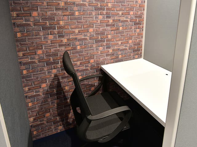 専用デスク_シェアルーム。個別のブースがご利用頂けます。集中できる環境の確保が可能です。