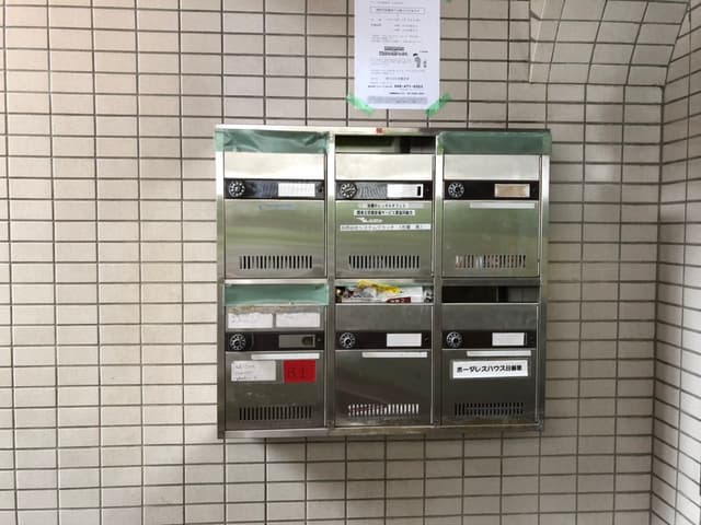 郵便受け_ビル入り口付近には、各個室専用の郵便受けがあります。