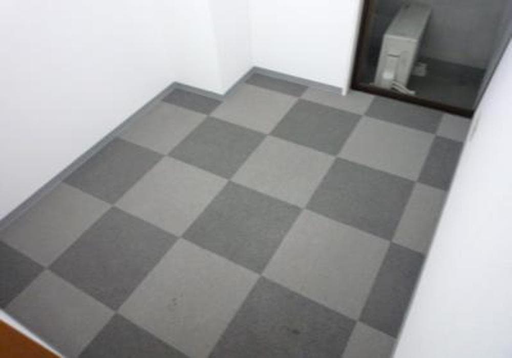 個室_2名用個室です。全個室にコンセントと有線LANがついています。