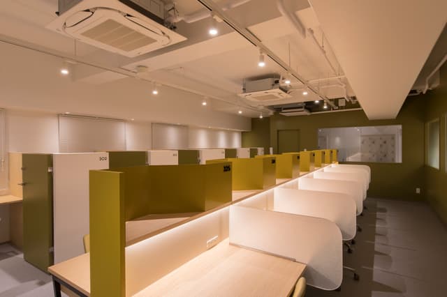 専用デスク_あなた専用のデスクで集中して作業ができます。家具付きのため費用を抑えることができます。