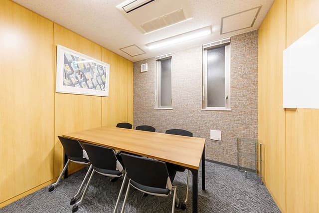 共用部_会議室。来客や社内ミーティングの際に活用できます。