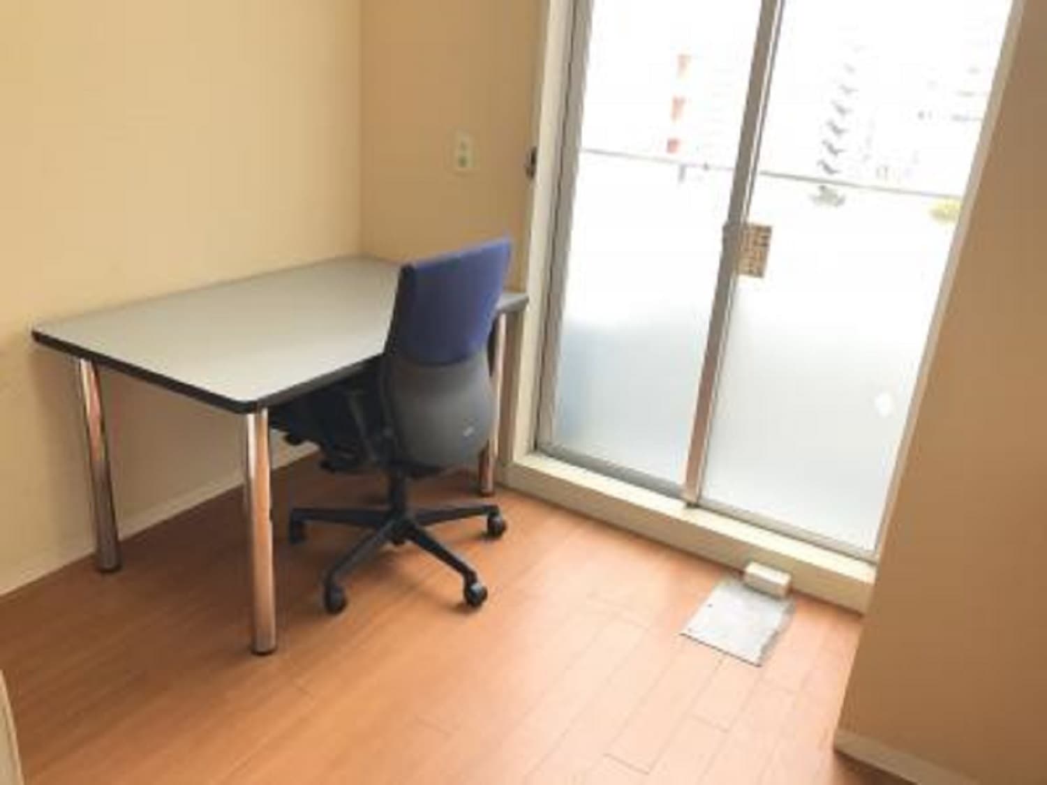 個室_机・椅子は備え付けとなっているためすぐにビジネスに取り組むことが出来ます。©kasegroup