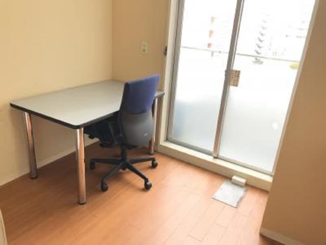 個室_机・椅子は備え付けとなっているためすぐにビジネスに取り組むことが出来ます。©kasegroup