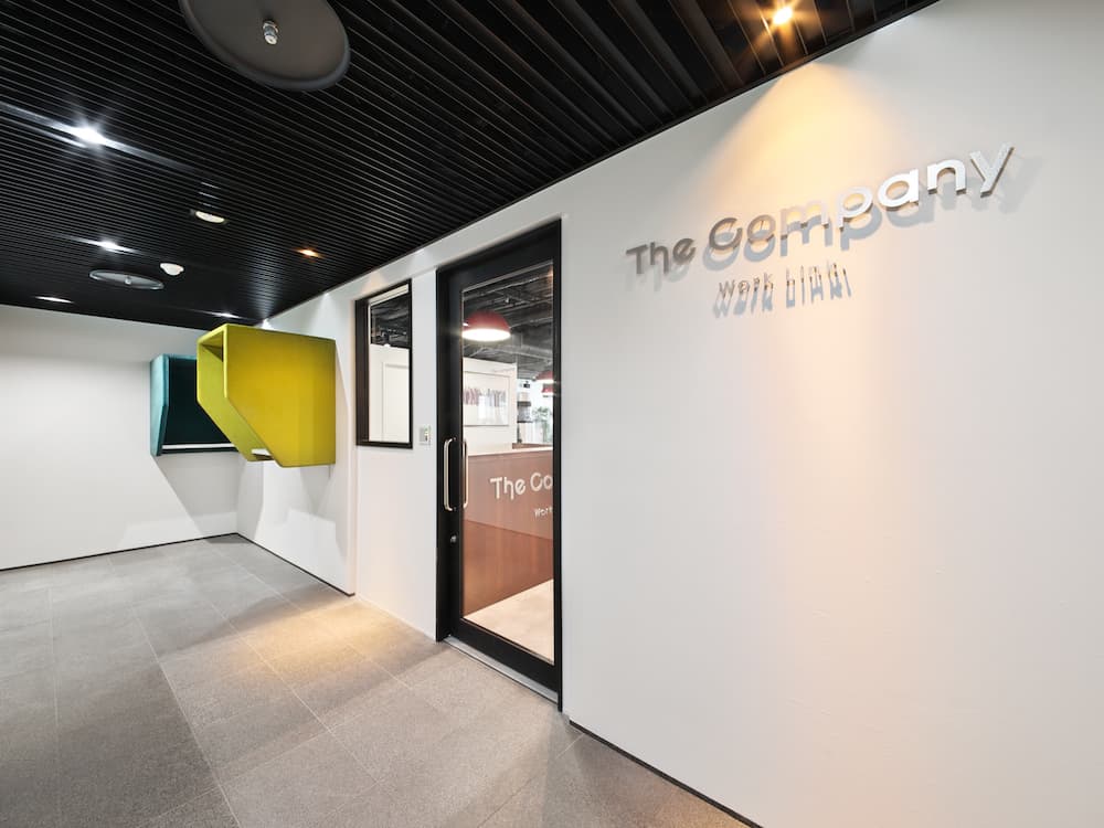 エレベーターフロア_シンプルかつオシャレなエントランスです