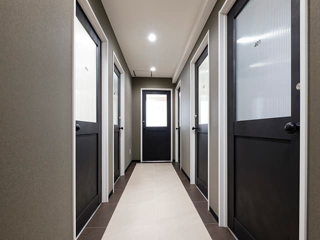 フロア内廊下。各室とも施錠可能な完全個室です。