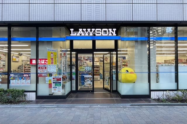 近隣のコンビニエンスストア_ローソン都営東新宿駅前店(徒歩2分)