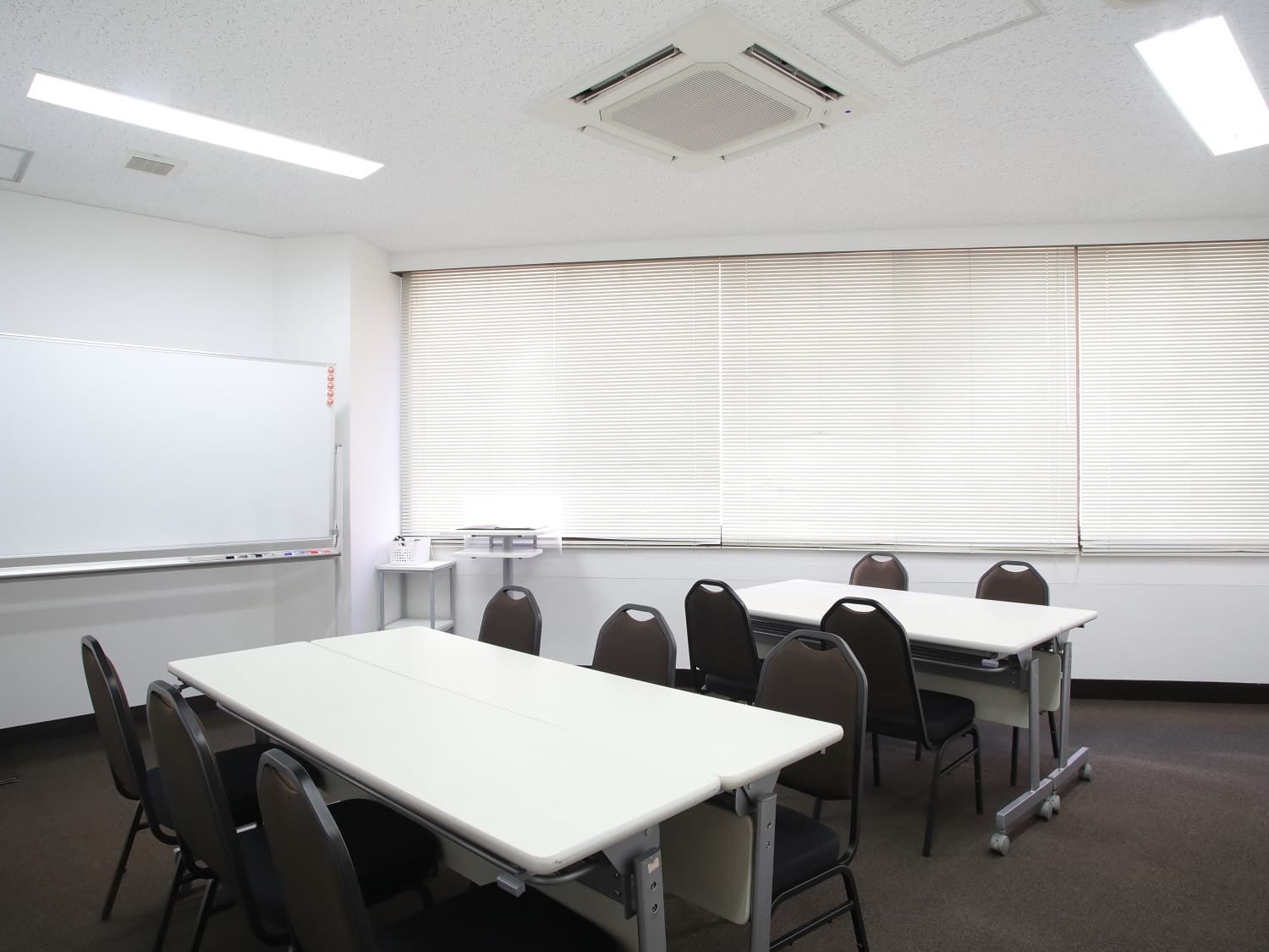 個室_8名用の個室です。窓が付き、明るく採光することが可能です。