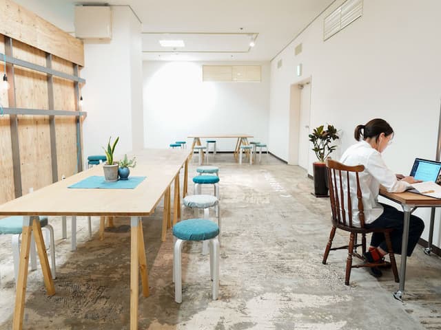 共用部_ワークスペース。フリーアドレスなので気分によって作業スペースを変更できます。