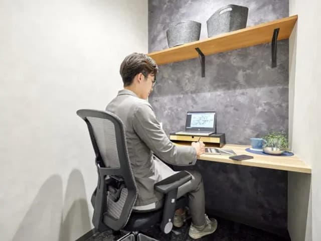 専有スペース_個室。完全個室のレンタルオフィスなので集中して作業が行えます。※画像はイメージです。©bizcomfort