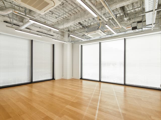 個室_躯体表しの天井とフローリングの床で構成されたシンプルな空間です。