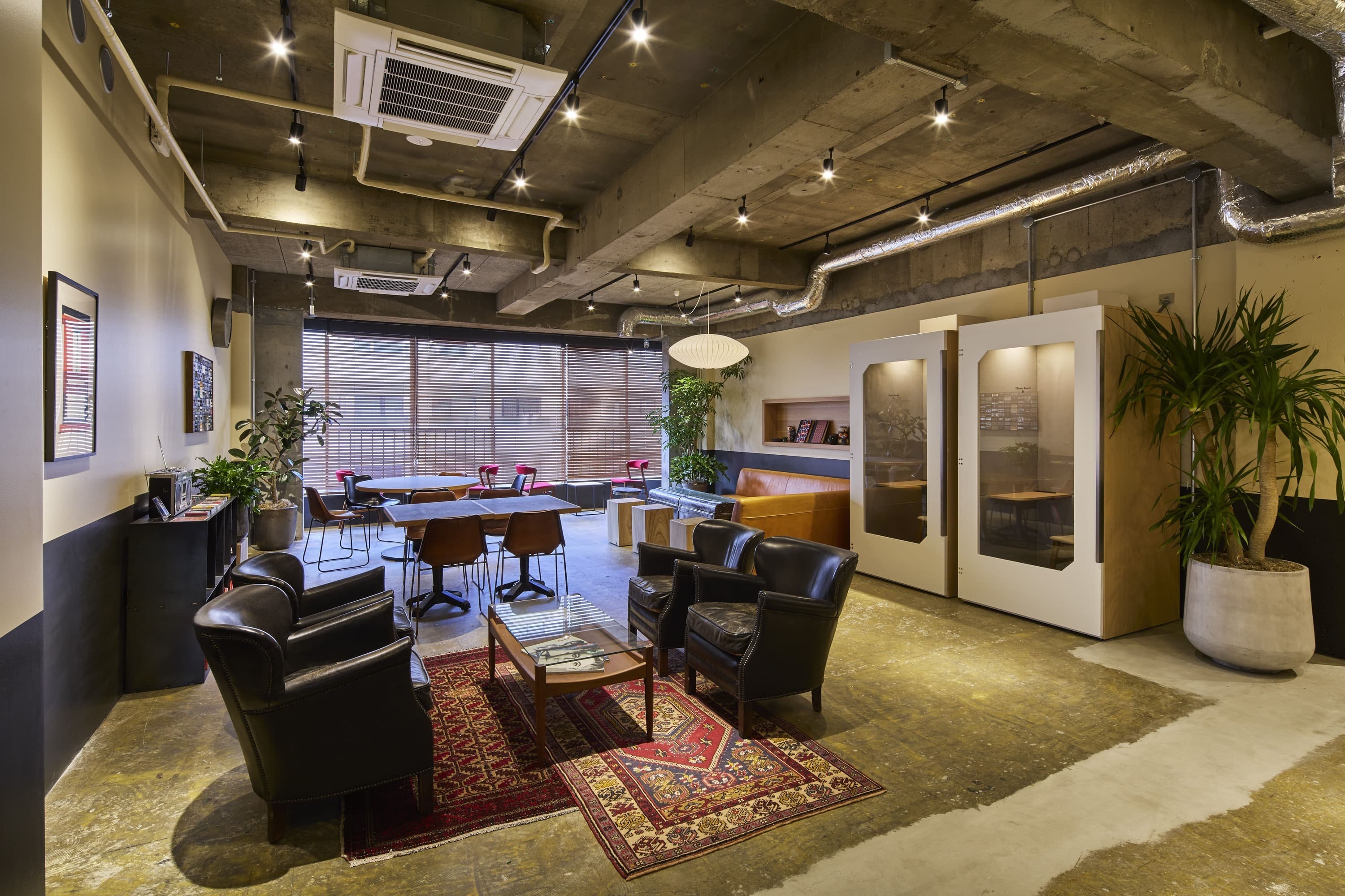 共有スペース_ラウンジ。フォンブースが設置されています。