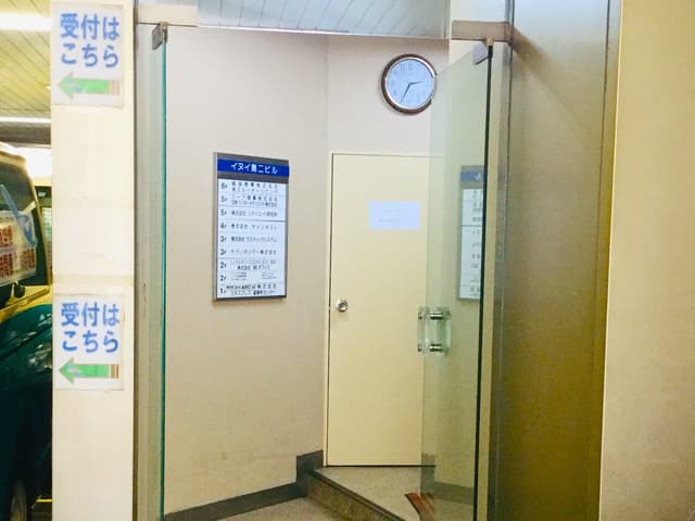 エレベーターホール_シンプルな内装の1階エレベーターホールです