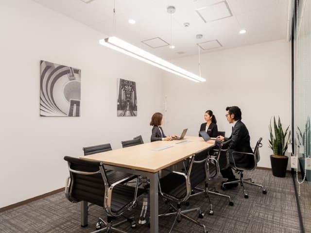共用部_会議室。必要に応じてフリップチャート、ホワイト ボードとマーカーなどの会議用設備もご利用いただけます。